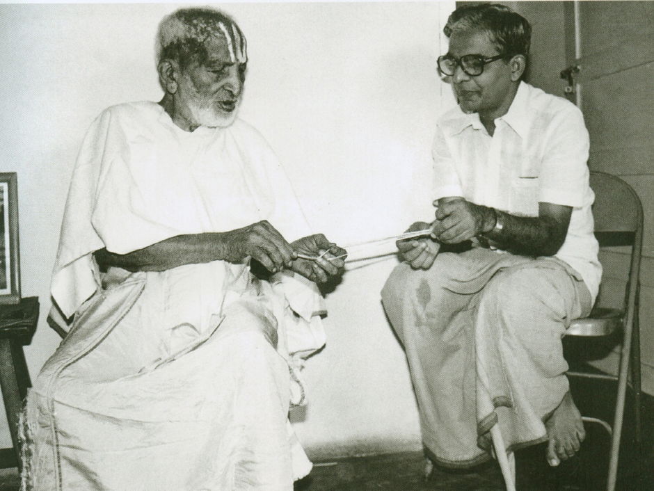 Professores T. Krishnamacharya e seu filho, TKV Desikachar